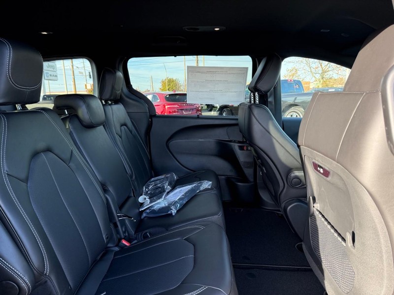 Chrysler Pacifica Vehicle Full-screen Gallery Image 11