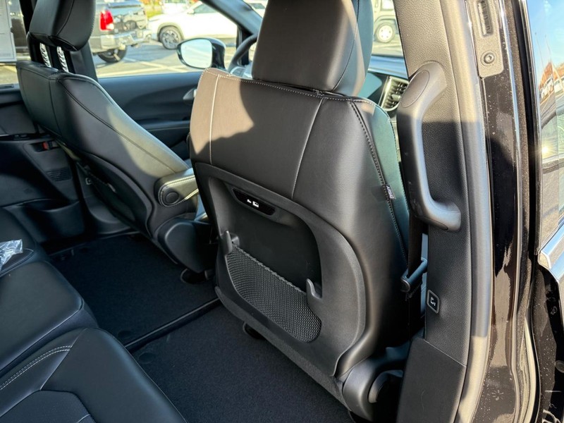 Chrysler Pacifica Vehicle Full-screen Gallery Image 12