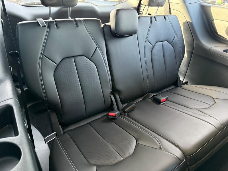 Chrysler Pacifica Vehicle Full-screen Gallery Image 13