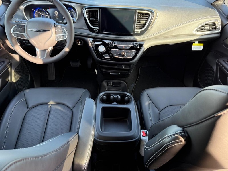 Chrysler Pacifica Vehicle Full-screen Gallery Image 14