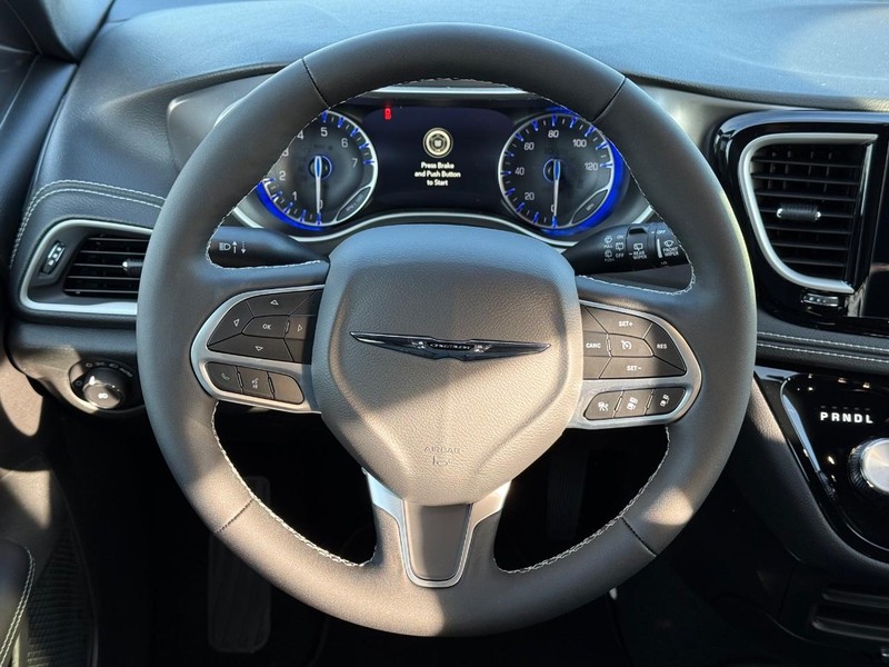 Chrysler Pacifica Vehicle Full-screen Gallery Image 15