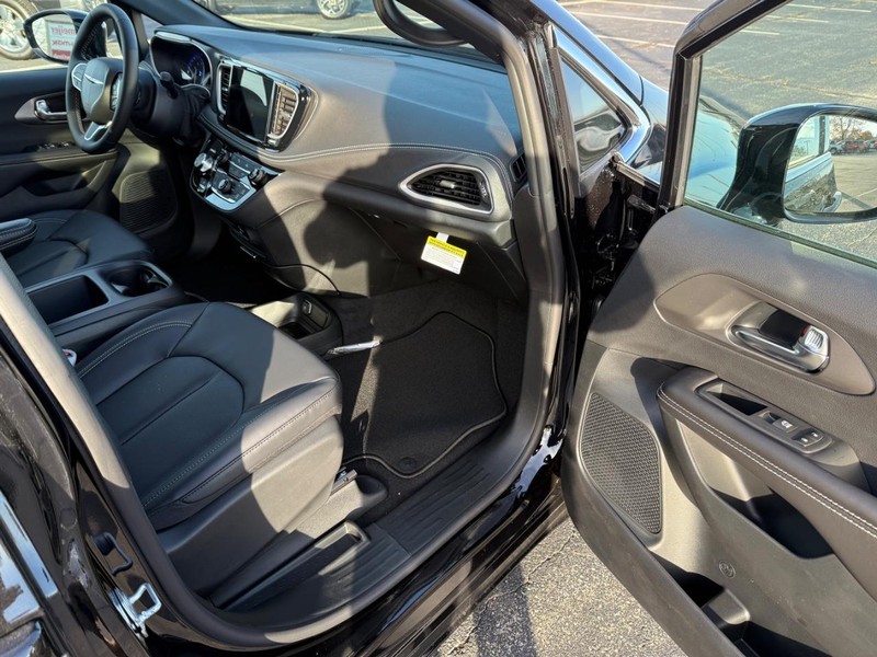 Chrysler Pacifica Vehicle Full-screen Gallery Image 16