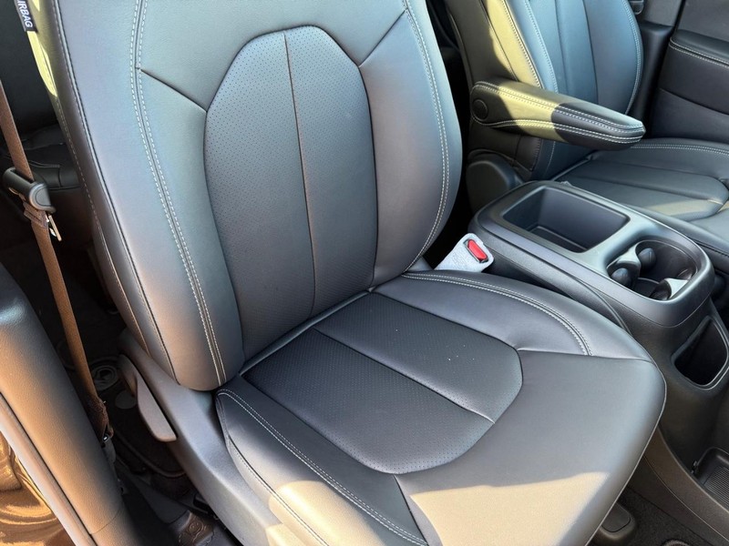 Chrysler Pacifica Vehicle Full-screen Gallery Image 17