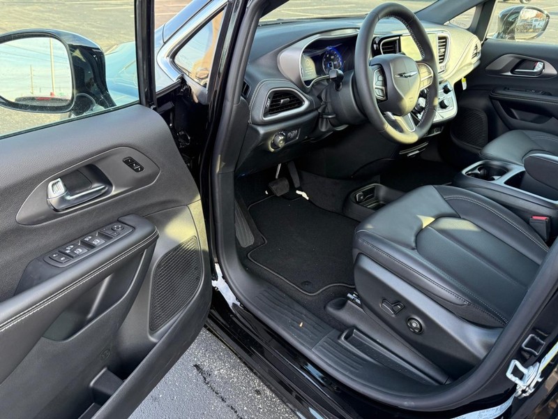 Chrysler Pacifica Vehicle Full-screen Gallery Image 18