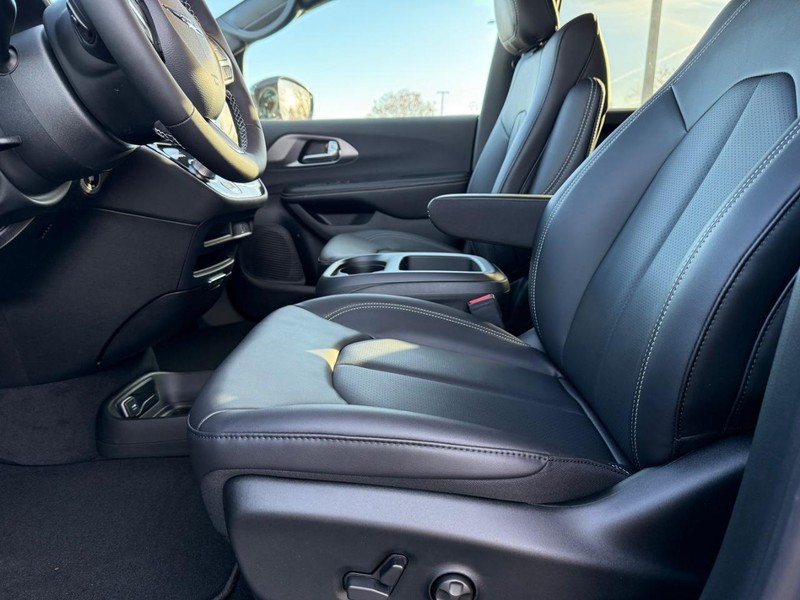 Chrysler Pacifica Vehicle Full-screen Gallery Image 19