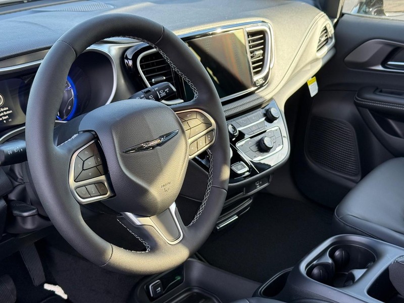 Chrysler Pacifica Vehicle Full-screen Gallery Image 20