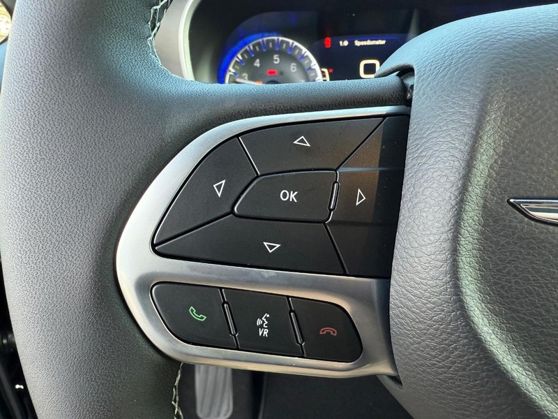 Chrysler Pacifica Vehicle Full-screen Gallery Image 21