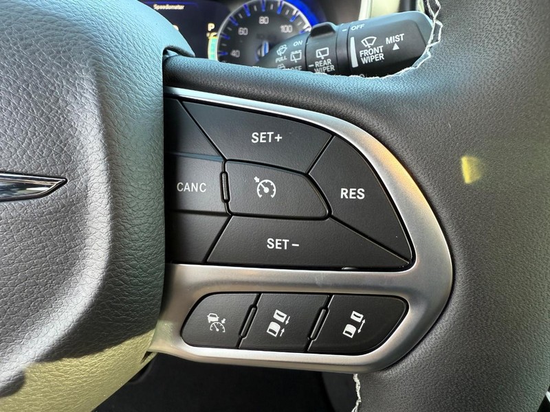 Chrysler Pacifica Vehicle Full-screen Gallery Image 22