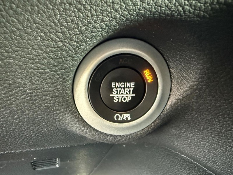 Chrysler Pacifica Vehicle Full-screen Gallery Image 23