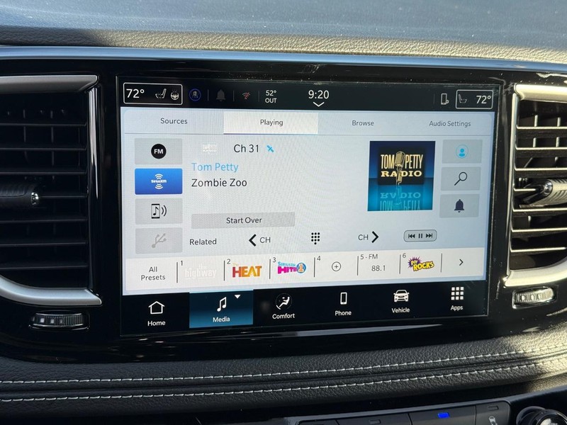 Chrysler Pacifica Vehicle Full-screen Gallery Image 24