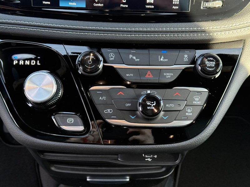 Chrysler Pacifica Vehicle Full-screen Gallery Image 26