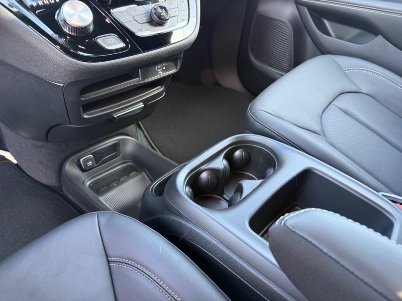 Chrysler Pacifica Vehicle Full-screen Gallery Image 27