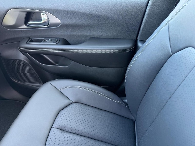 Chrysler Pacifica Vehicle Full-screen Gallery Image 28