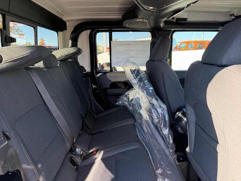 Jeep Gladiator Vehicle Full-screen Gallery Image 10