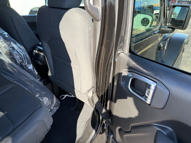 Jeep Gladiator Vehicle Full-screen Gallery Image 11