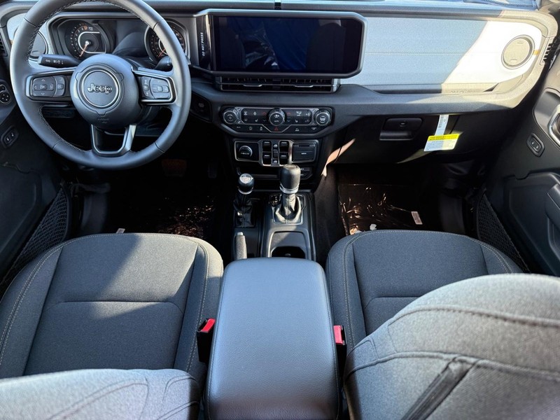 Jeep Gladiator Vehicle Full-screen Gallery Image 12