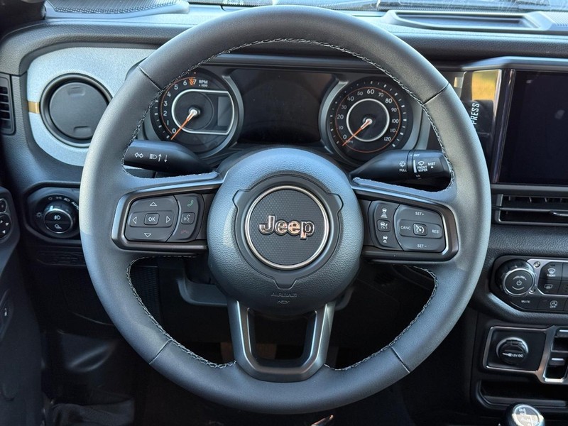 Jeep Gladiator Vehicle Full-screen Gallery Image 13