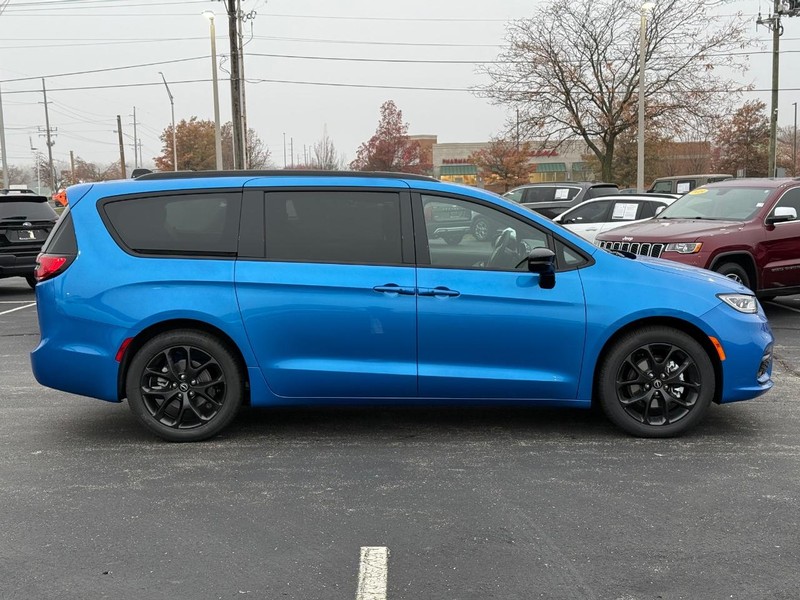 Chrysler Pacifica Vehicle Full-screen Gallery Image 2