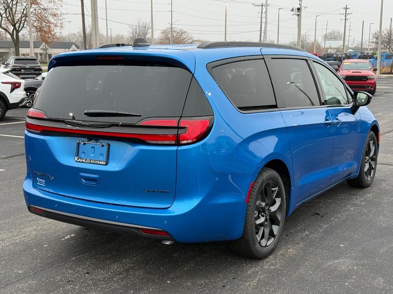 Chrysler Pacifica Vehicle Full-screen Gallery Image 3