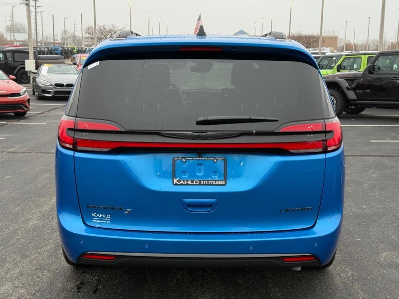 Chrysler Pacifica Vehicle Full-screen Gallery Image 4
