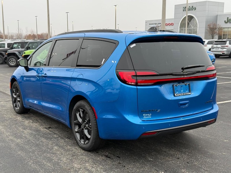 Chrysler Pacifica Vehicle Full-screen Gallery Image 5