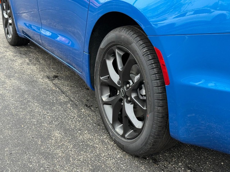 Chrysler Pacifica Vehicle Full-screen Gallery Image 6