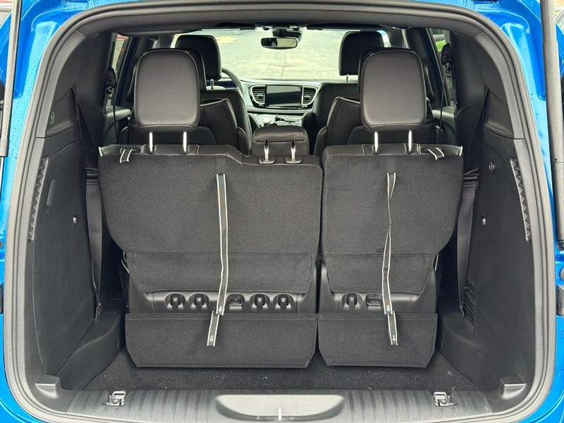 Chrysler Pacifica Vehicle Full-screen Gallery Image 7