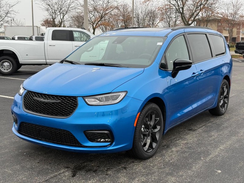 Chrysler Pacifica Vehicle Full-screen Gallery Image 10