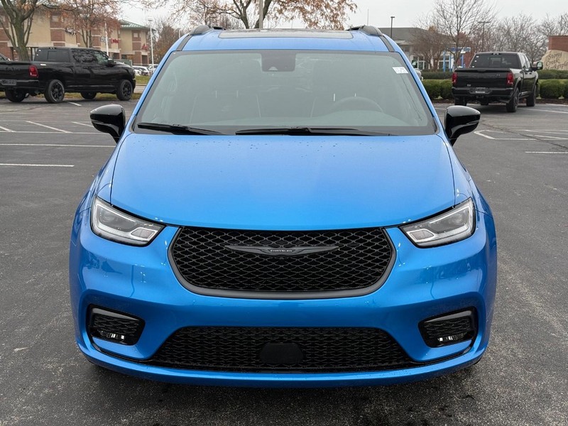 Chrysler Pacifica Vehicle Full-screen Gallery Image 11