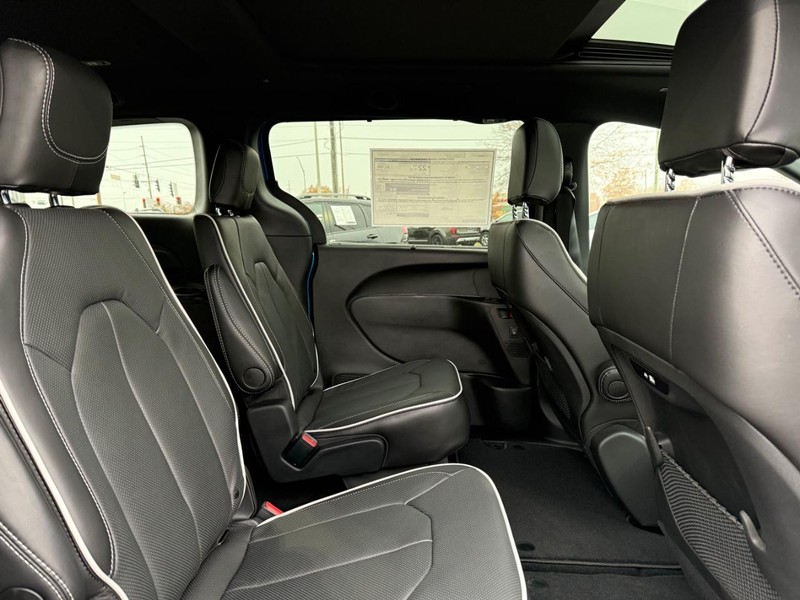 Chrysler Pacifica Vehicle Full-screen Gallery Image 12