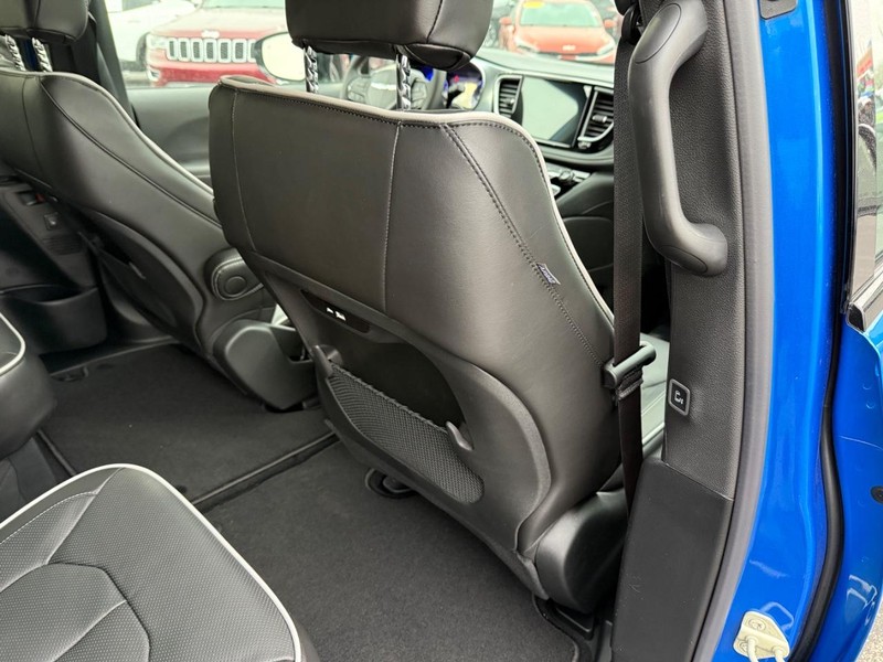 Chrysler Pacifica Vehicle Full-screen Gallery Image 13