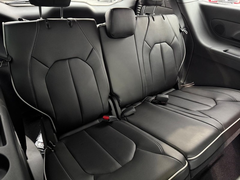 Chrysler Pacifica Vehicle Full-screen Gallery Image 14