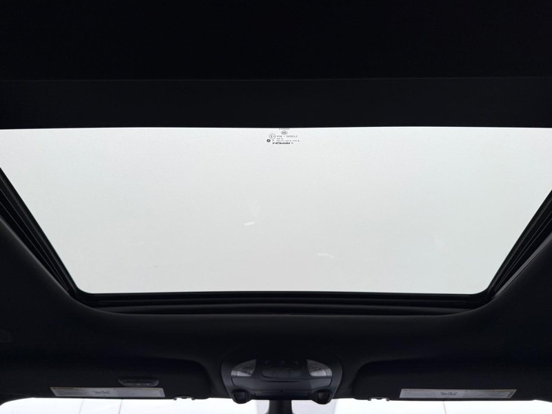 Chrysler Pacifica Vehicle Full-screen Gallery Image 15