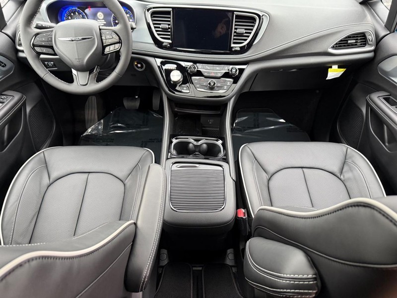 Chrysler Pacifica Vehicle Full-screen Gallery Image 16