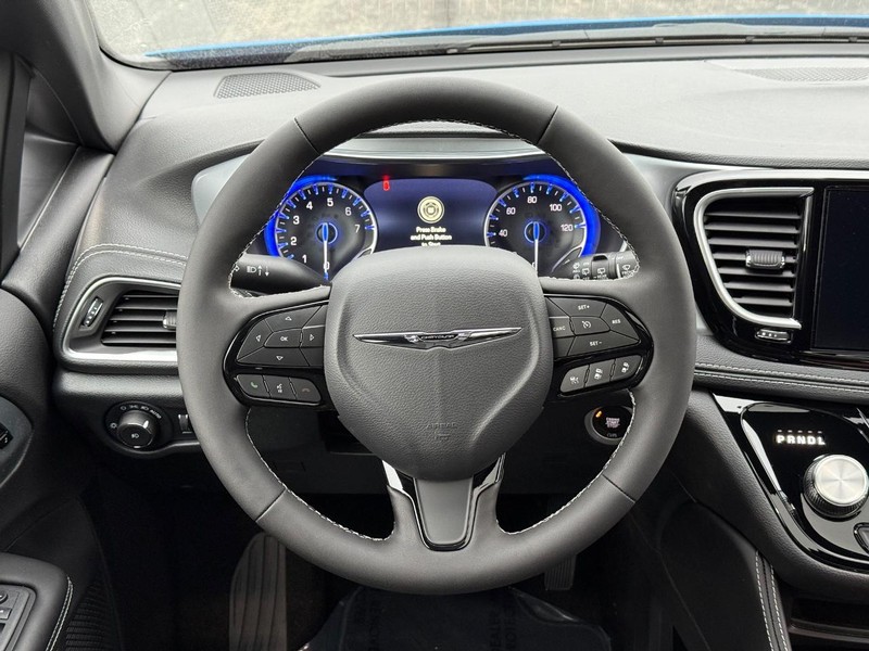 Chrysler Pacifica Vehicle Full-screen Gallery Image 17