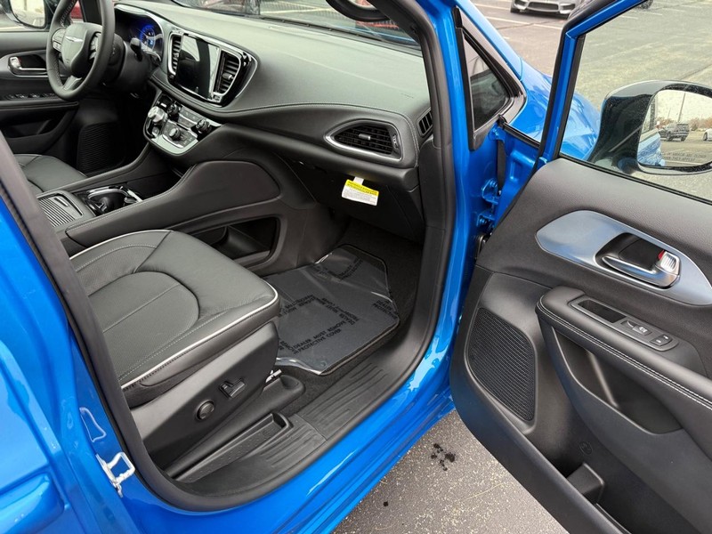 Chrysler Pacifica Vehicle Full-screen Gallery Image 18