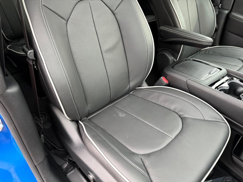 Chrysler Pacifica Vehicle Full-screen Gallery Image 19