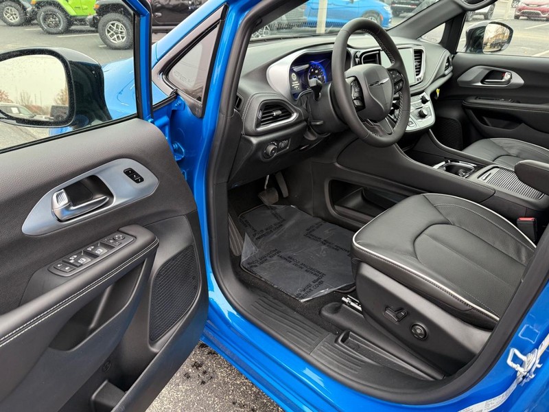 Chrysler Pacifica Vehicle Full-screen Gallery Image 20