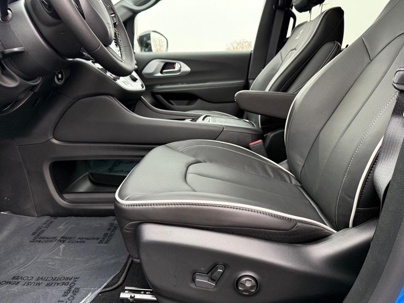 Chrysler Pacifica Vehicle Full-screen Gallery Image 21