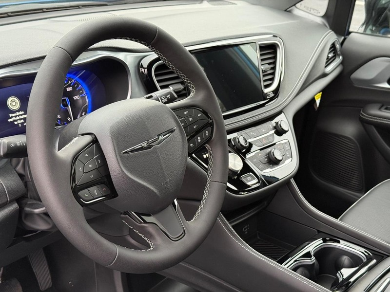 Chrysler Pacifica Vehicle Full-screen Gallery Image 22