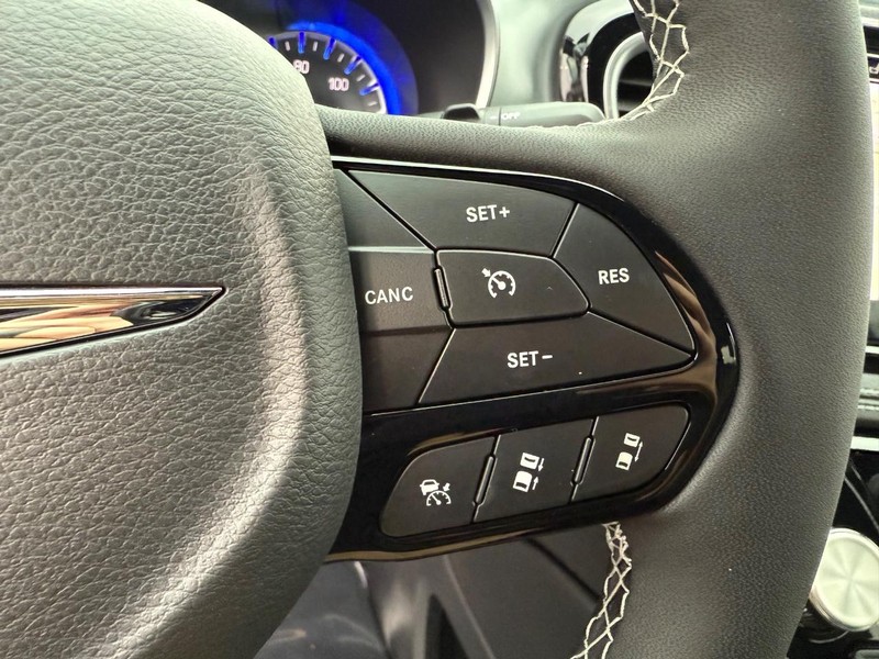 Chrysler Pacifica Vehicle Full-screen Gallery Image 24