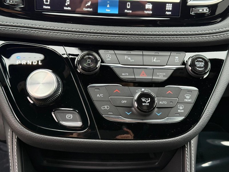 Chrysler Pacifica Vehicle Full-screen Gallery Image 28