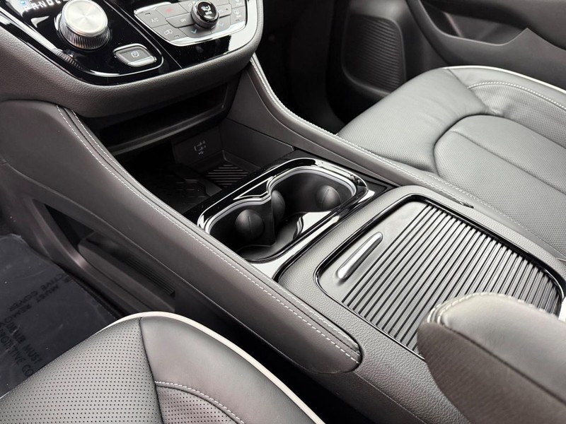 Chrysler Pacifica Vehicle Full-screen Gallery Image 29