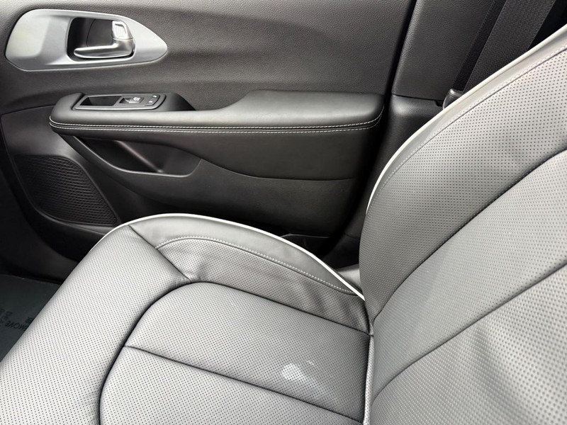 Chrysler Pacifica Vehicle Full-screen Gallery Image 30