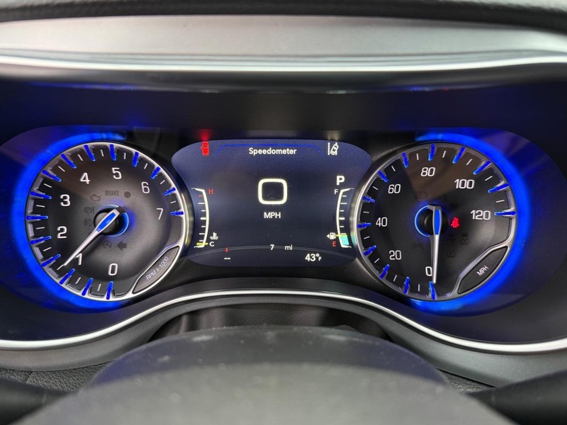 Chrysler Pacifica Vehicle Full-screen Gallery Image 31