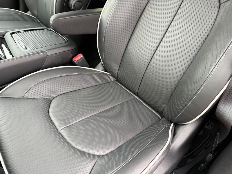 Chrysler Pacifica Vehicle Full-screen Gallery Image 33