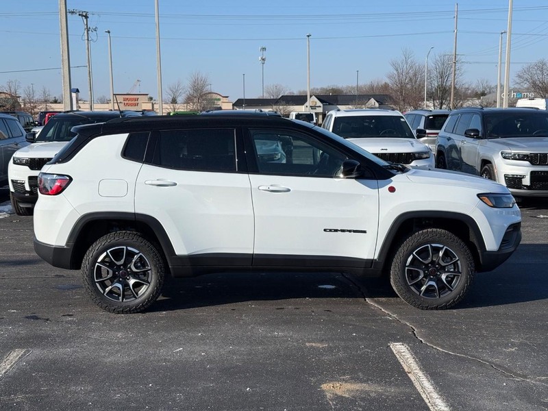 Jeep Compass Vehicle Full-screen Gallery Image 2