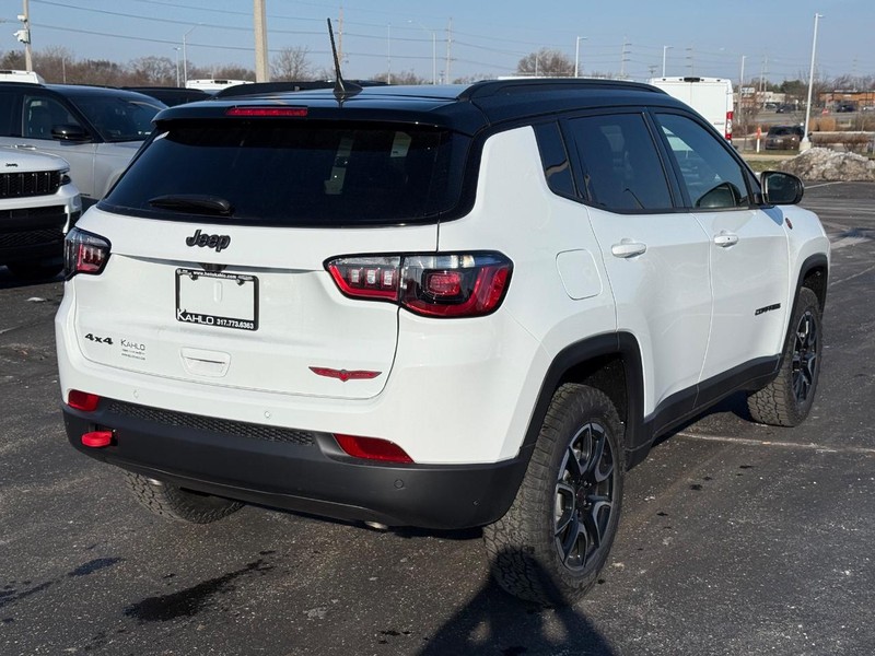 Jeep Compass Vehicle Full-screen Gallery Image 3