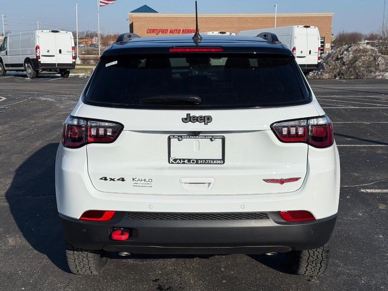 Jeep Compass Vehicle Full-screen Gallery Image 4