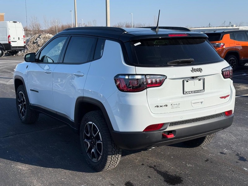 Jeep Compass Vehicle Full-screen Gallery Image 5